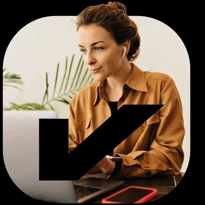 Mulher consultando no computador